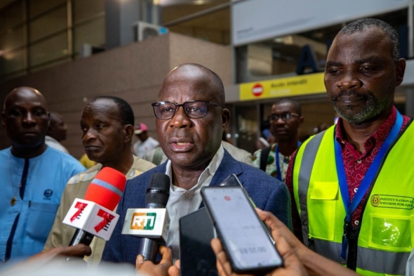 Côte d’Ivoire : Pierre Dimba évalue le dispositif de veille sanitaire contre Ebola et Hantavirus à l’aéroport d’Abidjan