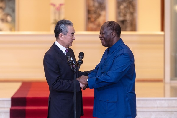 Le ministre chinois des Affaires étrangères salue les performances économiques de la Côte d'Ivoire